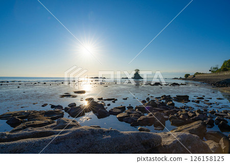 [Coast material] A spectacular view of Toyama Prefecture: The calm Sea of Japan and the morning view of Amaharashi Coast in early summer [Toyama Prefecture] 126158125