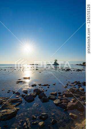 [Coast material] A spectacular view of Toyama Prefecture: The calm Sea of Japan and the morning view of Amaharashi Coast in early summer [Toyama Prefecture] 126158126