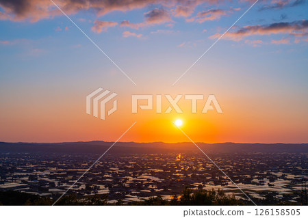 【初夏絕景】礪波平原的夕陽與初夏散落的村落以及稻田的倒影【富山縣】 126158505