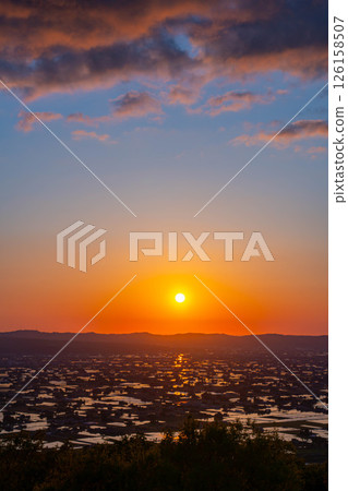 【初夏絕景】礪波平原的夕陽與初夏散落的村落以及稻田的倒影【富山縣】 【初夏絕景】礪波平原的夕陽與初夏散落的村落以及稻田的倒影【富山縣】 126158507