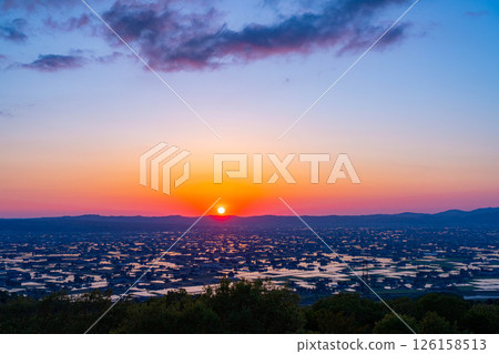 【初夏絕景】礪波平原的夕陽與初夏散落的村落以及稻田的倒影【富山縣】 126158513