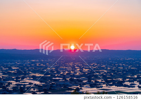 【初夏絕景】礪波平原的夕陽與初夏散落的村落以及稻田的倒影【富山縣】 【初夏絕景】礪波平原的夕陽與初夏散落的村落以及稻田的倒影【富山縣】 126158516
