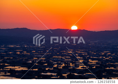 【初夏絕景】礪波平原的夕陽與初夏散落的村落以及稻田的倒影【富山縣】 【初夏絕景】礪波平原的夕陽與初夏散落的村落以及稻田的倒影【富山縣】 126158558