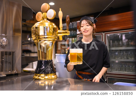 A woman working part-time at an izakaya 126158850