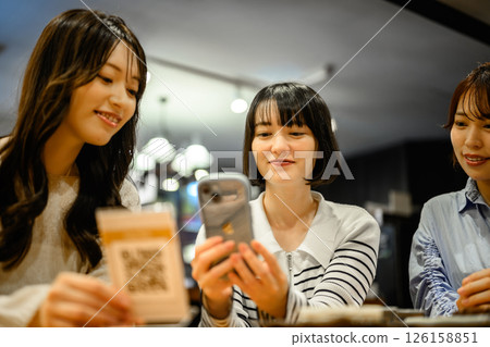 一位女士透過手機訂購 126158851