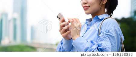 智能手機和女性的肖像 126158853
