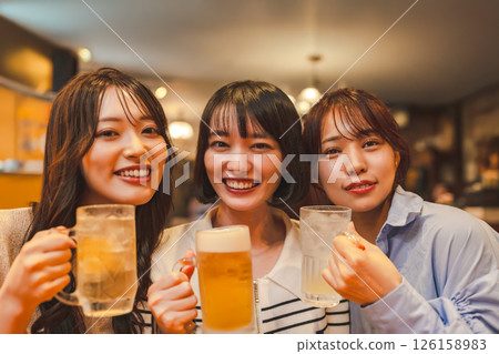女士們在酒吧敬酒 126158983