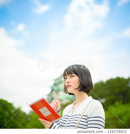 Tourist woman and guidebook 126159022
