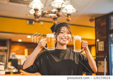 A woman working part-time at an izakaya 126159028