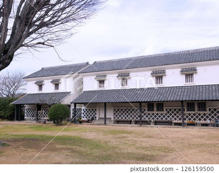 The Miyazaki Brothers Museum building, made of white earthen storehouse walls (Arao City, Kumamoto Prefecture) 126159500