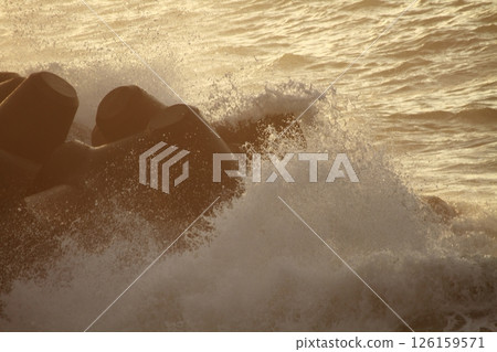 海浪拍擊桂濱 126159571