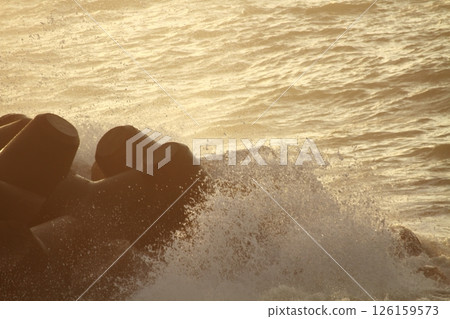 海浪拍擊桂濱 126159573