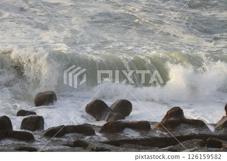 海浪拍擊桂濱 126159582