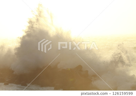 海浪拍擊桂濱 海浪拍擊桂濱 126159599