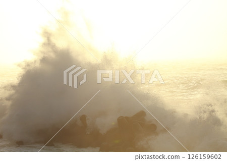 海浪拍擊桂濱 126159602