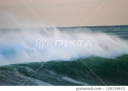 海浪拍擊桂濱 海浪拍擊桂濱 126159613