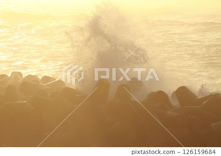 Waves crashing on Katsurahama Beach 126159684
