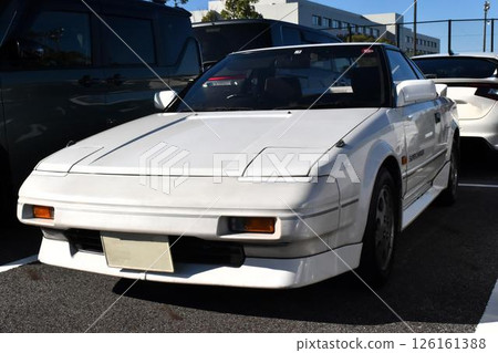 停在停車場的汽車(Toyota MR2 第一代後期車型) 停在停車場的汽車(Toyota MR2 第一代後期車型) 126161388
