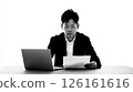日本男子在辦公桌前檢查文件 126161616