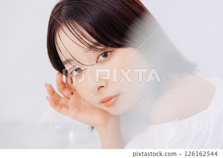 自然美的年輕女子 自然美的年輕女子 126162544