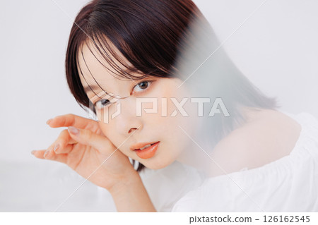 自然美的年輕女子 自然美的年輕女子 126162545