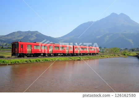 由布岳的春霧與紅色列車（JR九州KIHA200系列） 126162580