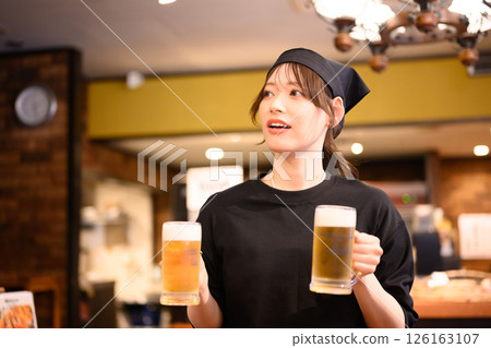 在居酒屋打工的女性 126163107