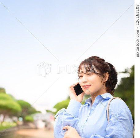 操作智能手機的女人 126163108