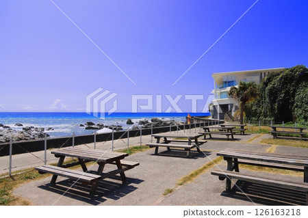 千葉縣南房總市和田浦海灘的藍天和大海 千葉縣南房總市和田浦海灘的藍天和大海 126163218