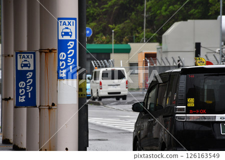 計程車站和等候的汽車_01 126163549