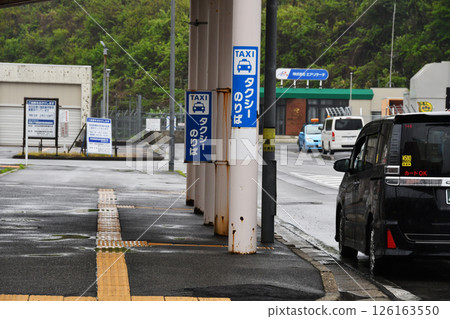 Taxi stand and waiting cars_02 Taxi stand and waiting cars_02 126163550