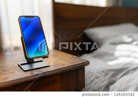 放在床邊的智慧型手機 126163582