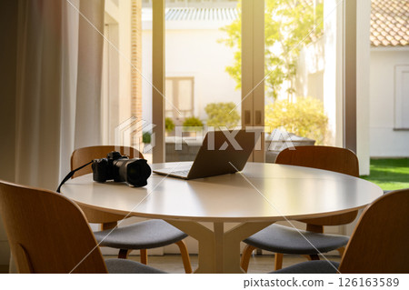 在有圓桌的房間裡 126163589