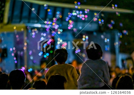 夜間泡泡秀在櫻花盛開的時節舉行。我看到了一些非常懷舊和美麗的肥皂泡。 126164036