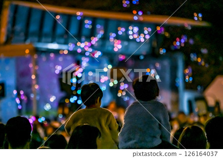 夜間泡泡秀在櫻花盛開的時節舉行。我看到了一些非常懷舊和美麗的肥皂泡。 126164037