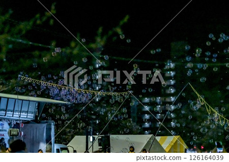 夜間泡泡秀在櫻花盛開的時節舉行。我看到了一些非常懷舊和美麗的肥皂泡。 夜間泡泡秀在櫻花盛開的時節舉行。我看到了一些非常懷舊和美麗的肥皂泡。 126164039