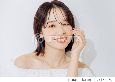 自然美的年輕女子 自然美的年輕女子 126164060