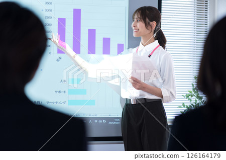 身著休閒服的年輕女子在螢幕前做演講 126164179