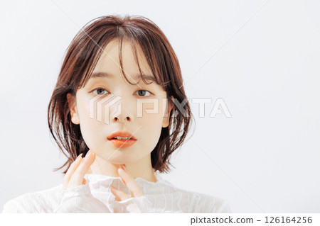 自然美的年輕女子 126164256