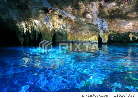 Gran Cenote 是位於中美洲墨西哥坎昆的一顆隱藏寶石,透明度極高 Gran Cenote 是位於中美洲墨西哥坎昆的一顆隱藏寶石,透明度極高 126164338