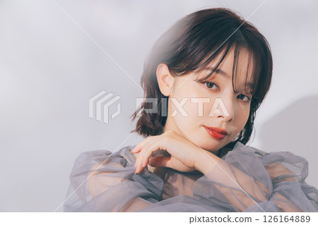 化妝的年輕女子 126164889