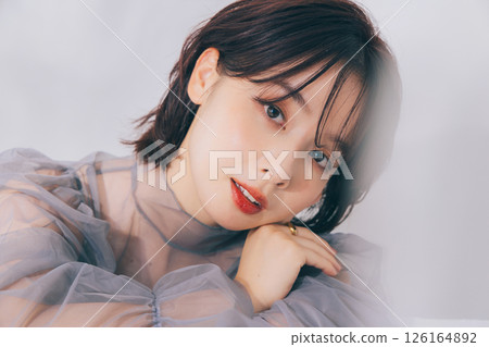 化妝的年輕女子 126164892