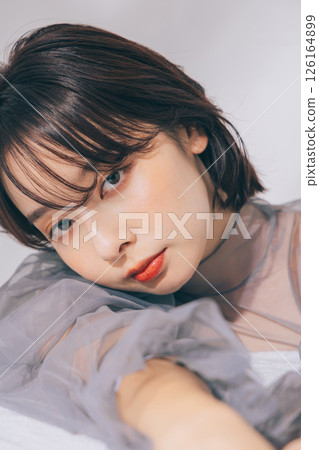 化妝的年輕女子 126164899
