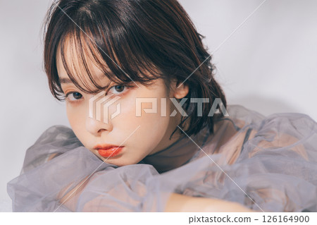 化妝的年輕女子 126164900