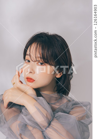 化妝的年輕女子 126164903