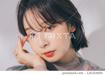 化妝的年輕女子 126164904