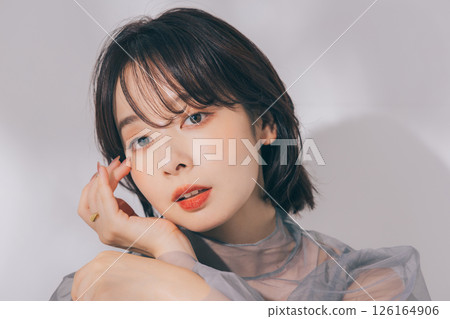 化妝的年輕女子 126164906