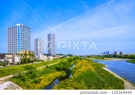 5 月 13 日，日本東京城市景觀...川崎站和武藏小杉站前的多摩川和高層公寓大樓景觀 = 令和 7 126164940