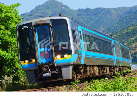 經過香川縣和高知縣的四萬十特快列車 經過香川縣和高知縣的四萬十特快列車 126165053