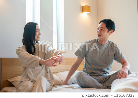 日本男人和女人坐在床上休息 日本男人和女人坐在床上休息 126167322